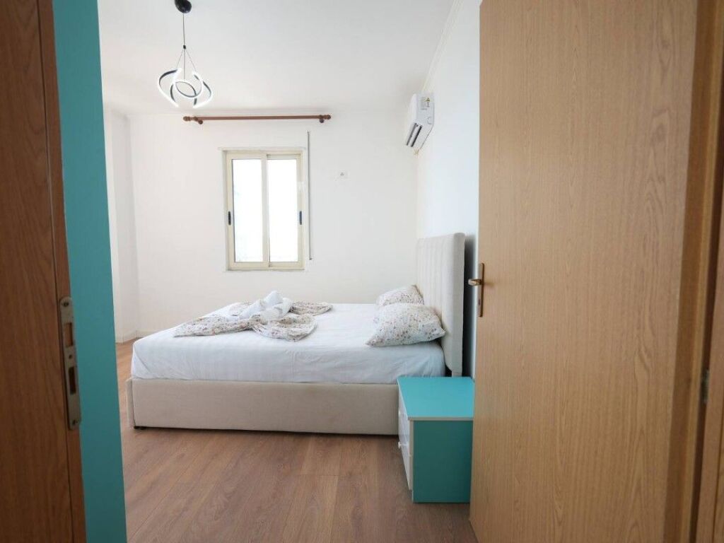 JEPET ME QERA SUPER APARTAMENT 1+1 ME PQMJE DETI NE PLAZH DURRES