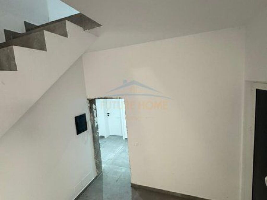 In vendita, villa su 4 piani, Farke, Tirana
