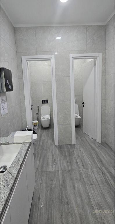 AMBIENTE COMMERCIALE IN VIA HOXHA TAHSIM! 5.000 € /Mese