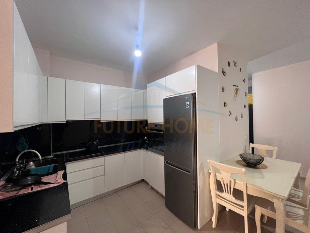 Shitet, Apartament 2+1+2, Unaza e Re, Tiranë.