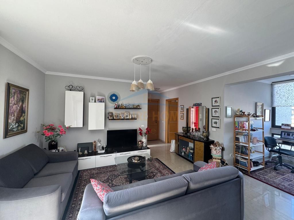 Shitet , Apartament 3+1+2 , Rruga e Kosovareve