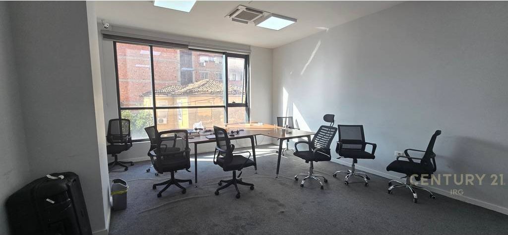 AMBIENTE COMMERCIALE IN VIA HOXHA TAHSIM! 5.000 € /Mese