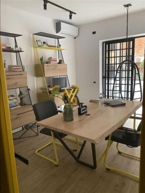 JEPET ZYRE 110 M2 ME QERA TE RRUGA E DURRESIT 90.000 LEKE