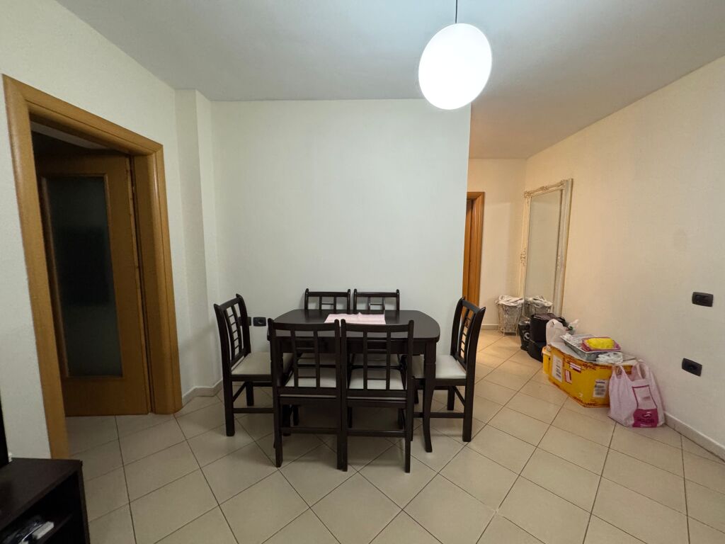 Apartament 2+1 me qira tek Rruga e Durresit!