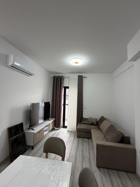 Qera: Apartament 3+1+2 i mobiluar Cmimi 650 euro Ish Dogana