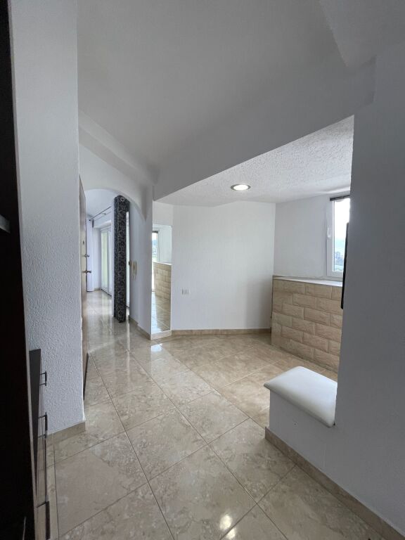 Penthouse for rent with a view of the Tirana lake at the dry lake