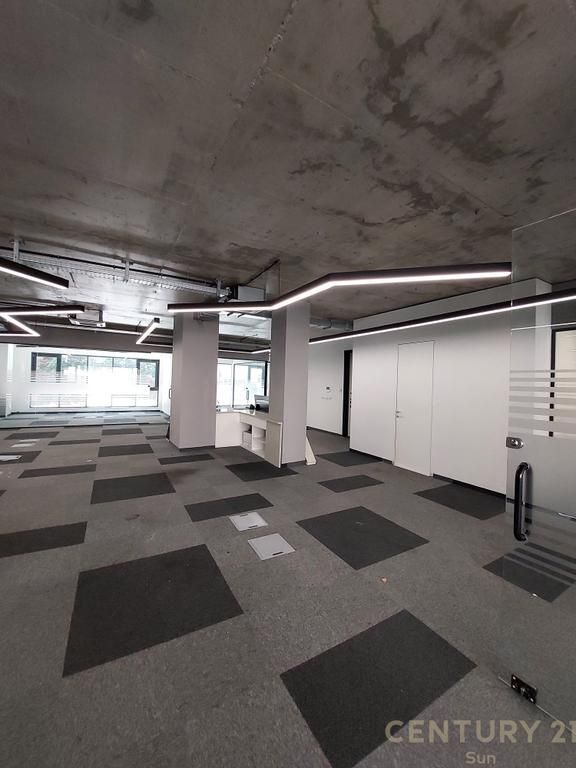Locale commerciale in affitto 363 m² (300 m² netti) – Rruga e Kosovarëve, Tirana.
