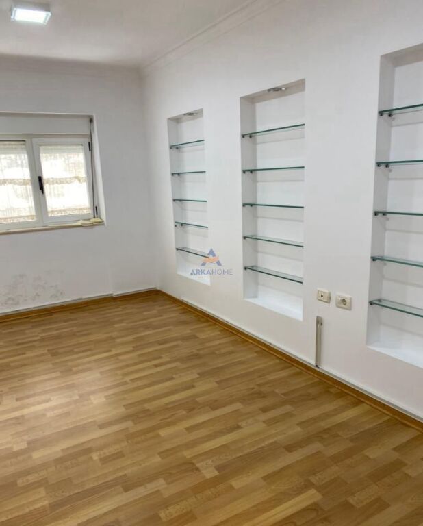 JEPET AMBJENT ME QERA 120 M² "MBRAPA MUZEUT KOMBËTAR" 140.000 LEKË