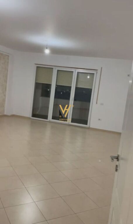 JEPET ZYRE 130 M2 ME QERA TE RRUGA 5 MAJI 50.000 LEKE
