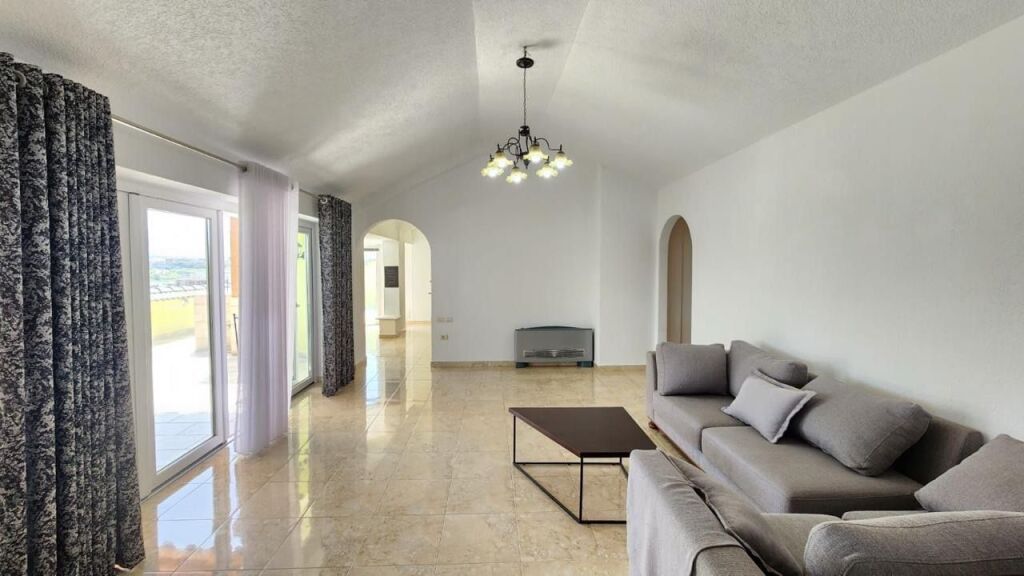 Penthouse kati i 7-të, me sipërfaqe totale 356 m².