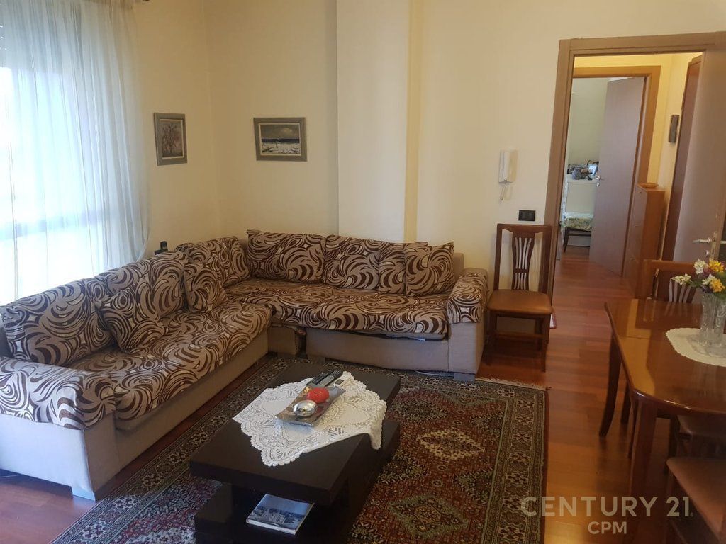 Appartamento 1+1 in Affitto al Pazari i Ri!