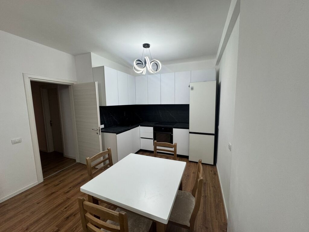 Jepet me qira 1+1 – Kompleksi E88, Laprakë (Karburant Kupola) Kati 4 Apartament i ri, sapo mobiluar, i pabanuar më parë. 🛋 Sallon+kuzhinë, 🛏 1 dhomë, 🚿 1 tualet, 🌿 ballkon. Zonë e qetë, akses i shpejtë me qendrën. 💶 Çmimi: 600 euro