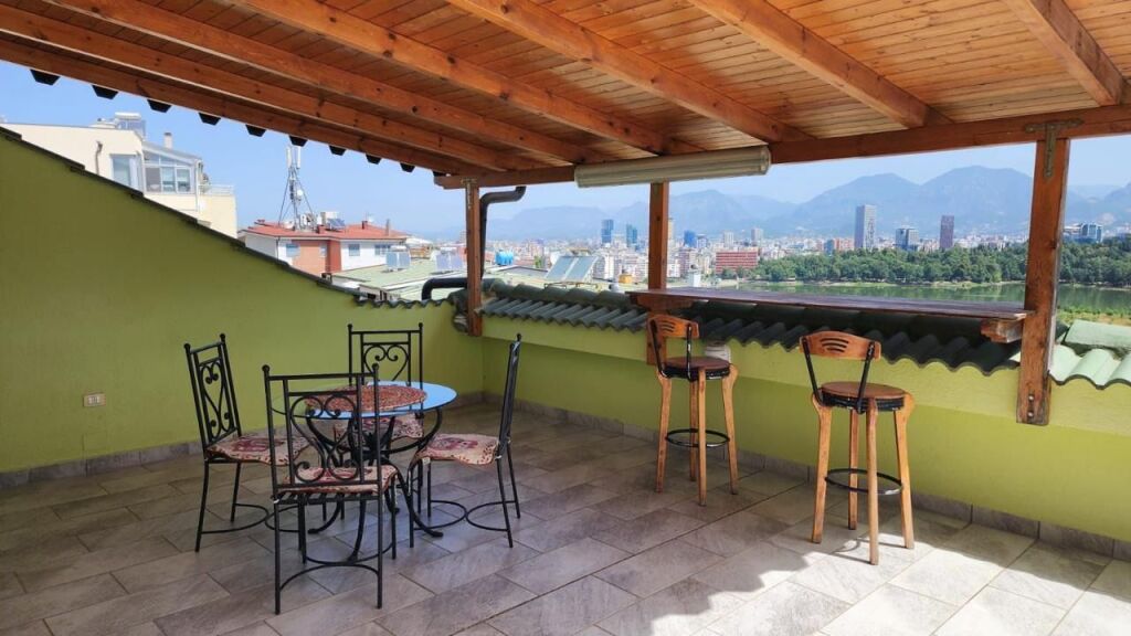 Penthouse kati i 7-të, me sipërfaqe totale 356 m².