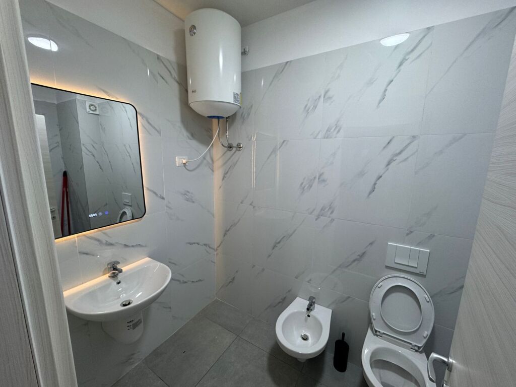 Jepet me qira 1+1 – Kompleksi E88, Laprakë (Karburant Kupola) Kati 4 Apartament i ri, sapo mobiluar, i pabanuar më parë. 🛋 Sallon+kuzhinë, 🛏 1 dhomë, 🚿 1 tualet, 🌿 ballkon. Zonë e qetë, akses i shpejtë me qendrën. 💶 Çmimi: 600 euro