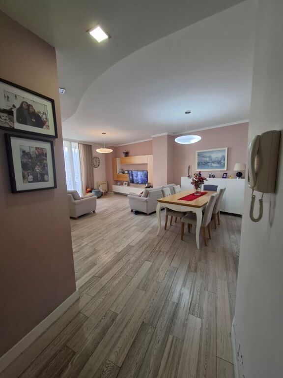 Shitet Apartament 3+1+2