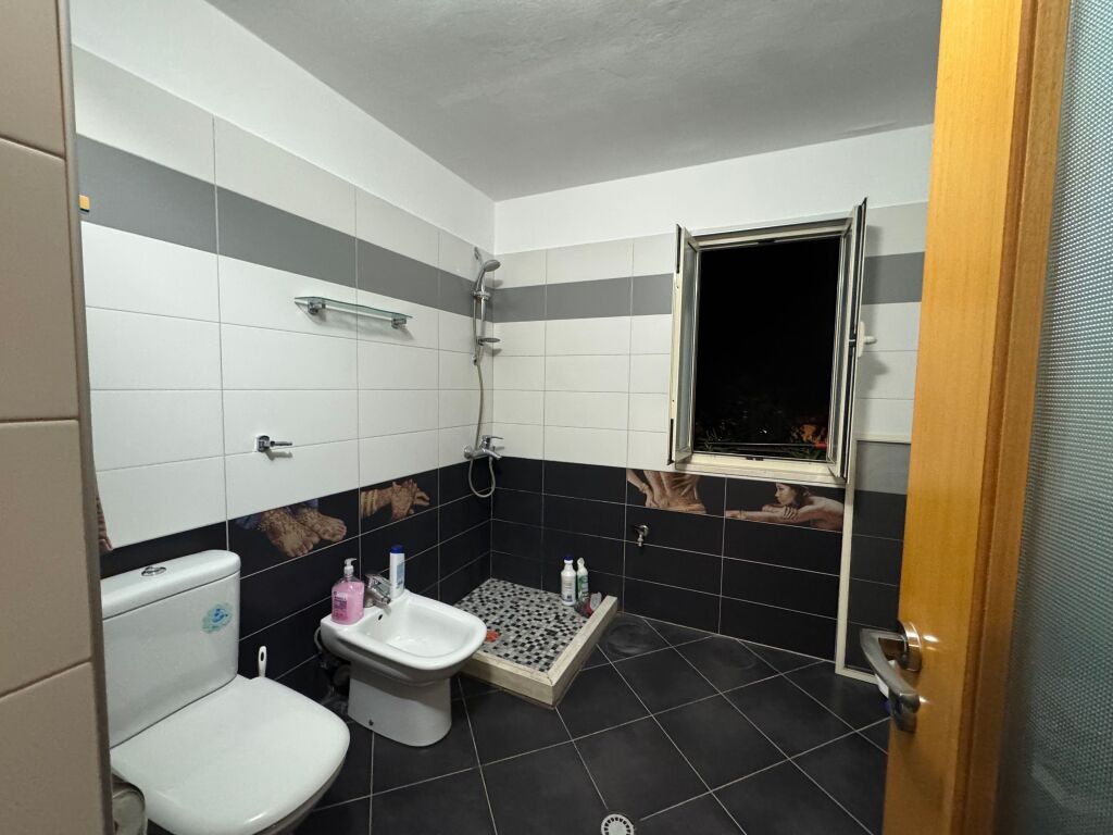 Apartament 2+1 me qira tek Rruga e Durresit!