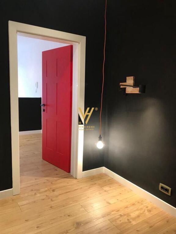 JEPET ZYRE 110 M2 ME QERA TE RRUGA E DURRESIT 90.000 LEKE