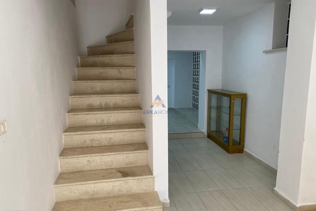 JEPET AMBJENT ME QERA 120 M² "MBRAPA MUZEUT KOMBËTAR" 140.000 LEKË