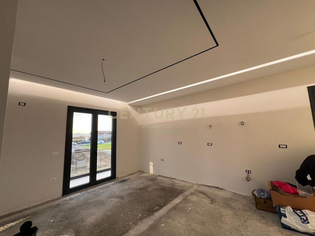 VILLA UNICA SU 3 PIANI IN VENDITA A 4 RRUGET, SHIJAK DURRES