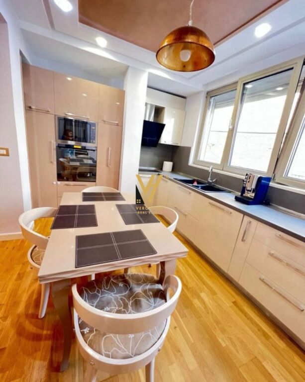 JEPET APARTAMENT 2+1 ME QIRA NE QENDER,RR.BARDHOK BIBA 1.000 EURO
