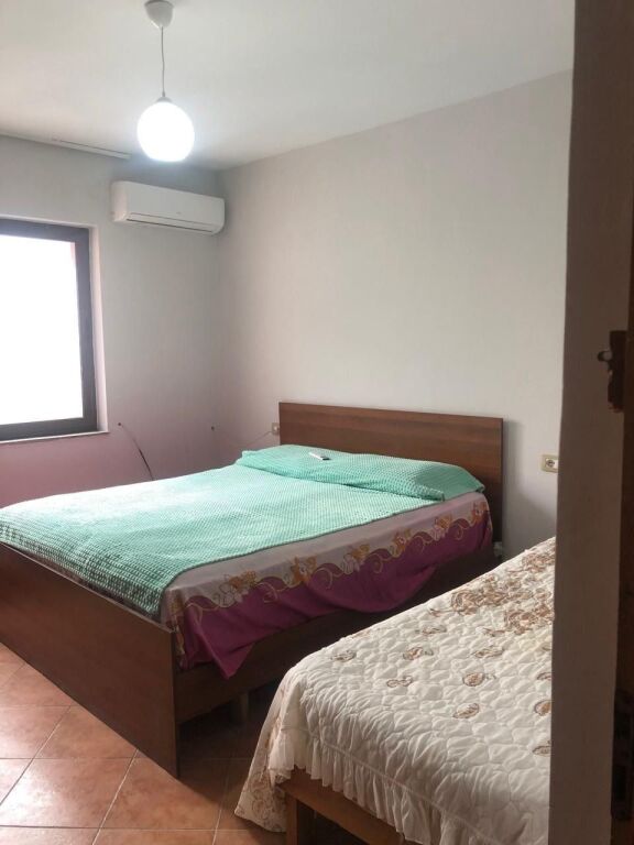 🏡 Jepet me qira apartament 1+1 📍 Rr. Irfan Tomini 💰 45,000 lekë/muaj
