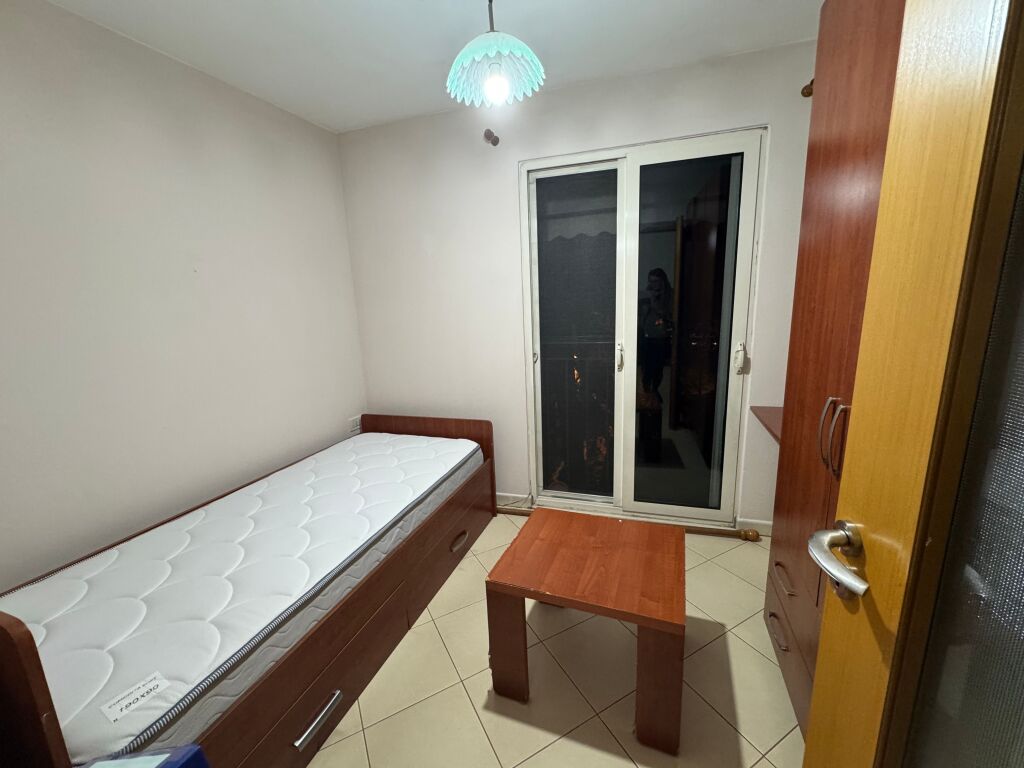 Apartament 2+1 me qira tek Rruga e Durresit!