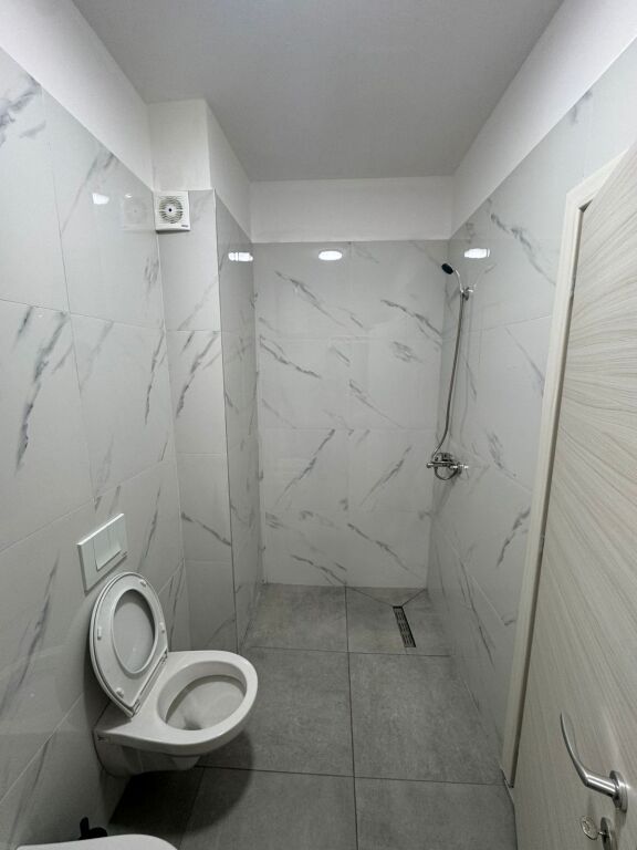 Jepet me qira 1+1 – Kompleksi E88, Laprakë (Karburant Kupola) Kati 4 Apartament i ri, sapo mobiluar, i pabanuar më parë. 🛋 Sallon+kuzhinë, 🛏 1 dhomë, 🚿 1 tualet, 🌿 ballkon. Zonë e qetë, akses i shpejtë me qendrën. 💶 Çmimi: 600 euro