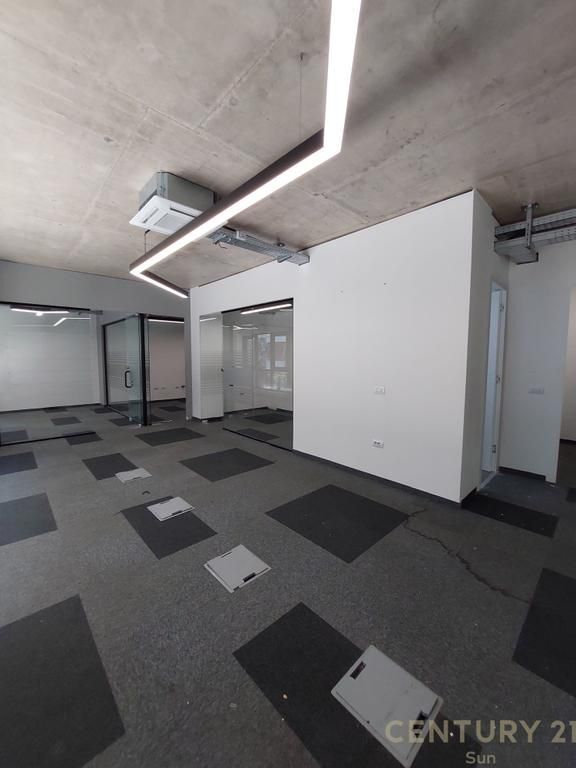 Locale commerciale in affitto 363 m² (300 m² netti) – Rruga e Kosovarëve, Tirana.