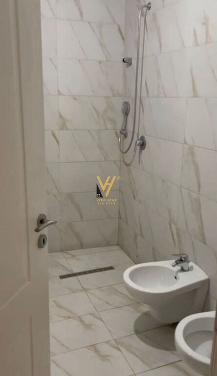 JEPET ZYRE 130 M2 ME QERA TE RRUGA 5 MAJI 50.000 LEKE