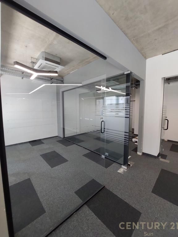 Locale commerciale in affitto 363 m² (300 m² netti) – Rruga e Kosovarëve, Tirana.