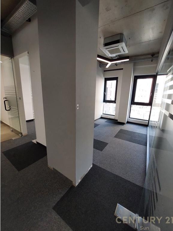 Locale commerciale in affitto 363 m² (300 m² netti) – Rruga e Kosovarëve, Tirana.