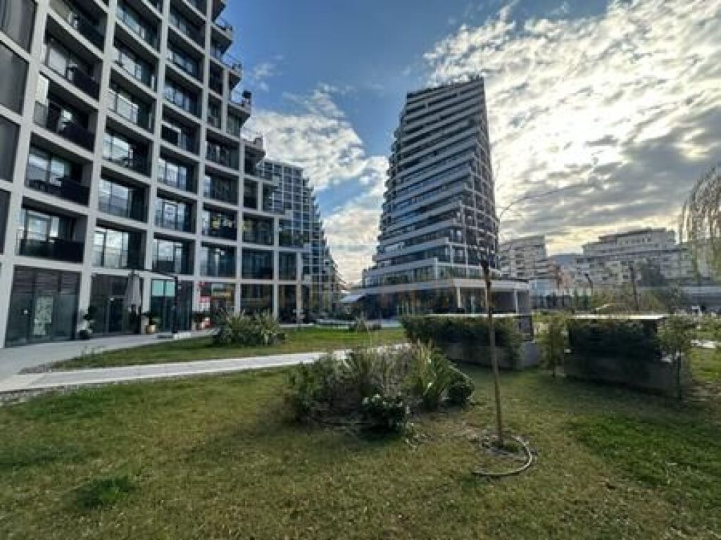 Qera, Ambient Komercial, Lake View Residence
