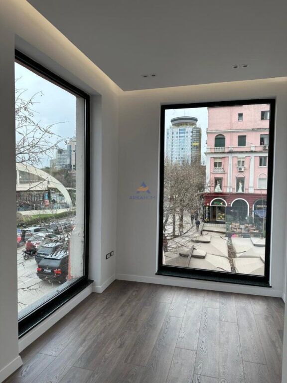 JEPET AMBIENT BIZNESI ME QERA 76M2 "RRUGA IBRAHIM RUGOVA" 1500 EURO