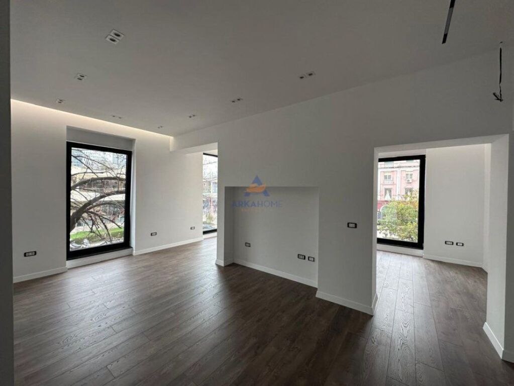 JEPET AMBIENT BIZNESI ME QERA 76M2 "RRUGA IBRAHIM RUGOVA" 1500 EURO