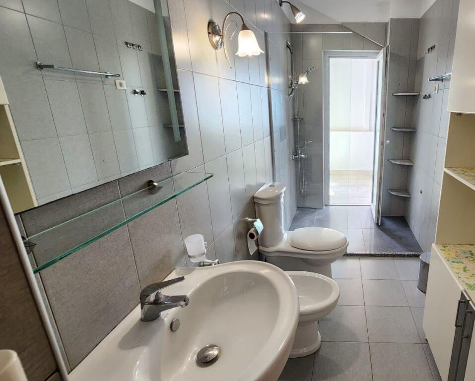 Penthouse kati i 7-të, me sipërfaqe totale 356 m².