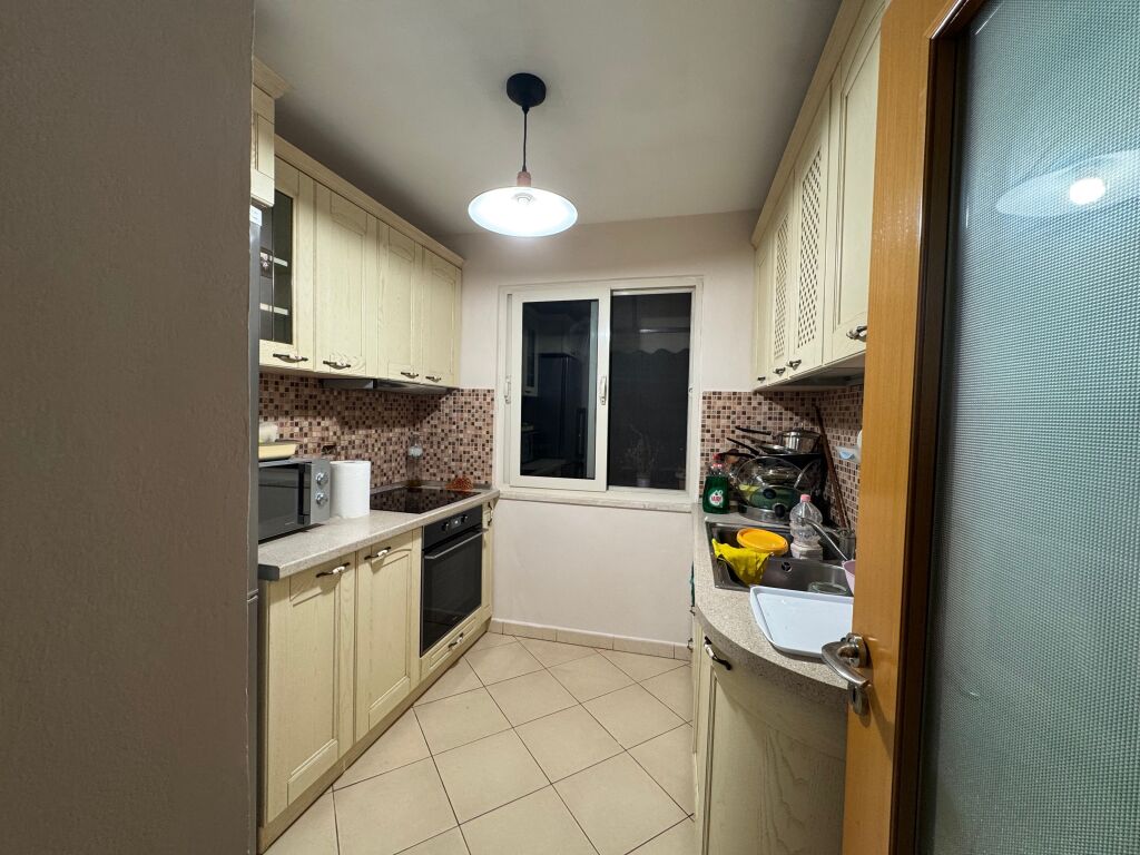 Apartament 2+1 me qira tek Rruga e Durresit!