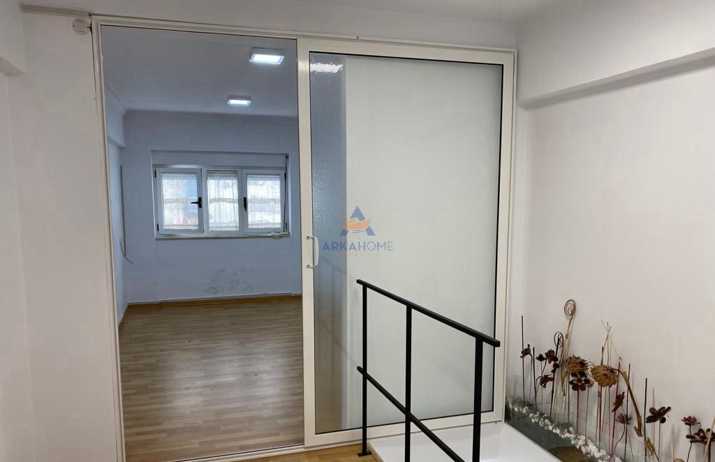 JEPET AMBJENT ME QERA 120 M² "MBRAPA MUZEUT KOMBËTAR" 140.000 LEKË