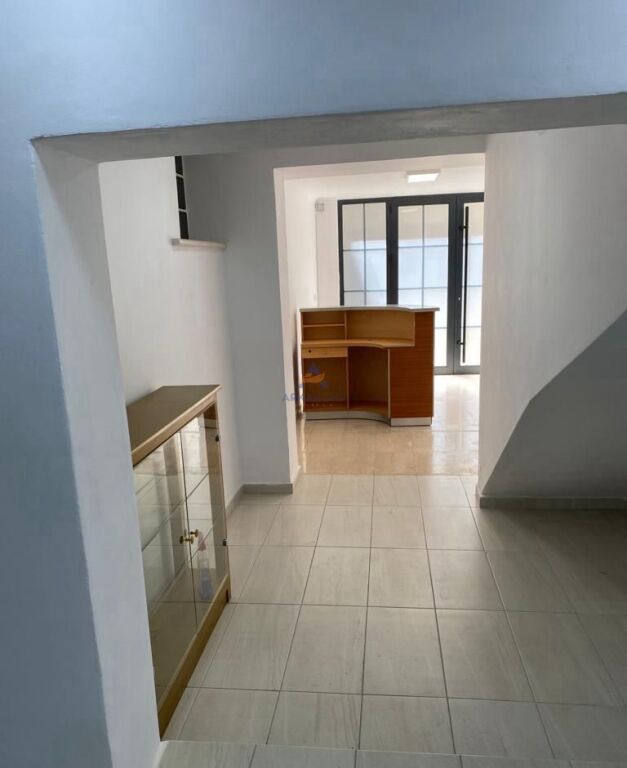 JEPET AMBJENT ME QERA 120 M² "MBRAPA MUZEUT KOMBËTAR" 140.000 LEKË
