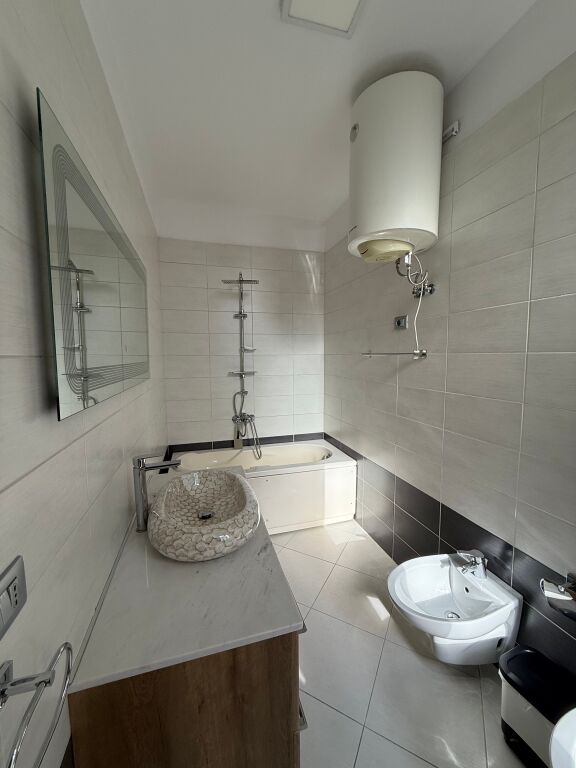 Jepet me qira apartament 2+1+2 tower bridge