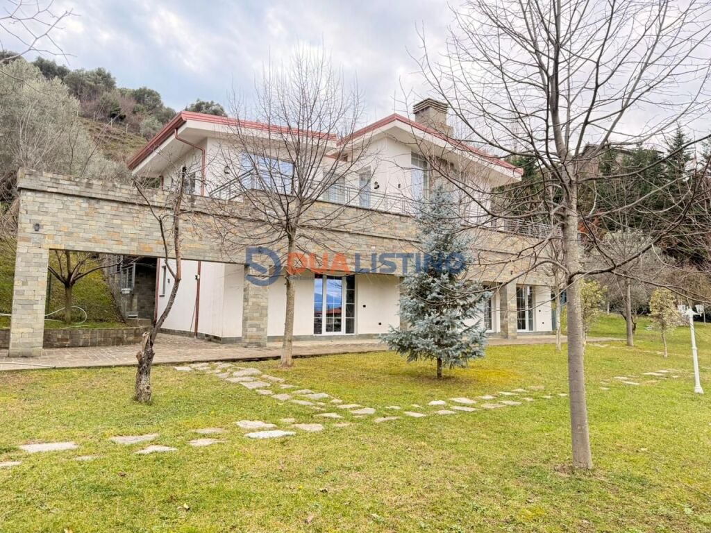 VILLA UNICA IN VENDITA A PETRELE !