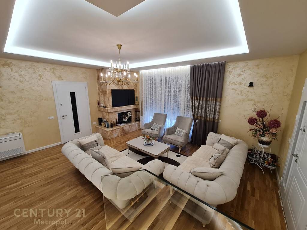 OFROJ PER SHITJE VILE ME PISHINE NE GJIRIN E LALZIT-REZIDENCA GALA! 420,000 €