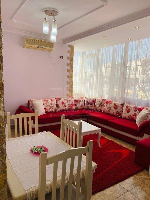 Tek 21-Dhjetori jepet me qera Apartament 2+1 i mobiluar. Cmimi 600 Euro.