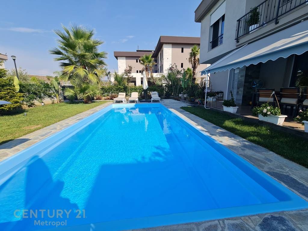 OFROJ PER SHITJE VILE ME PISHINE NE GJIRIN E LALZIT-REZIDENCA GALA! 420,000 €