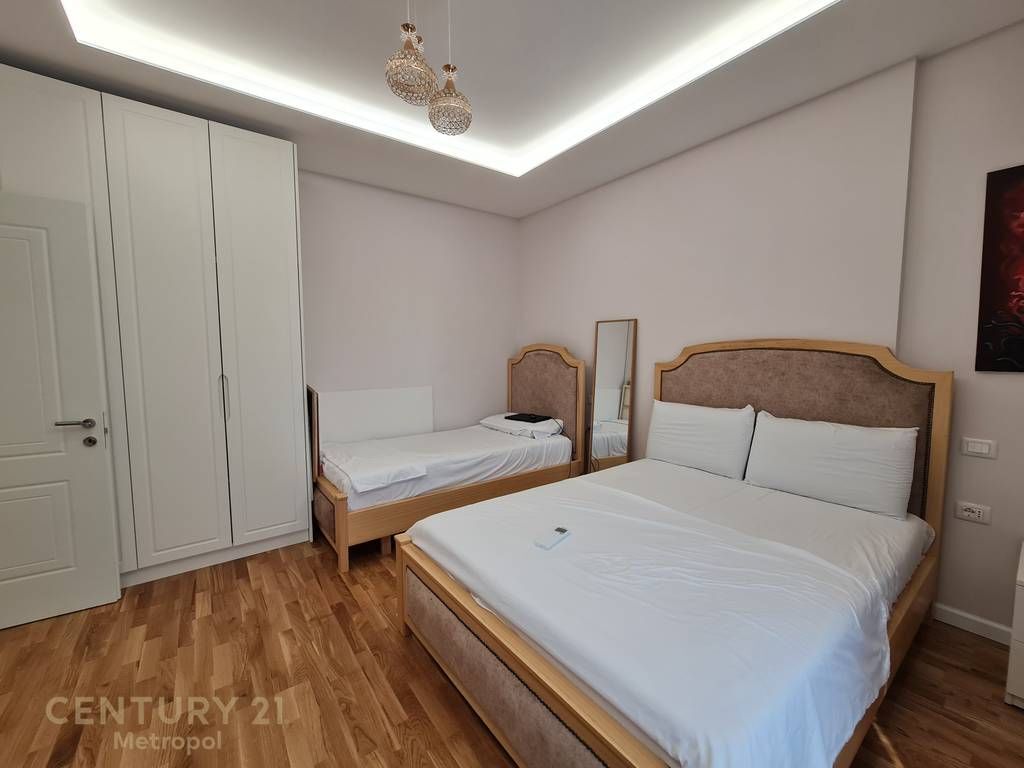 OFROJ PER SHITJE VILE ME PISHINE NE GJIRIN E LALZIT-REZIDENCA GALA! 420,000 €