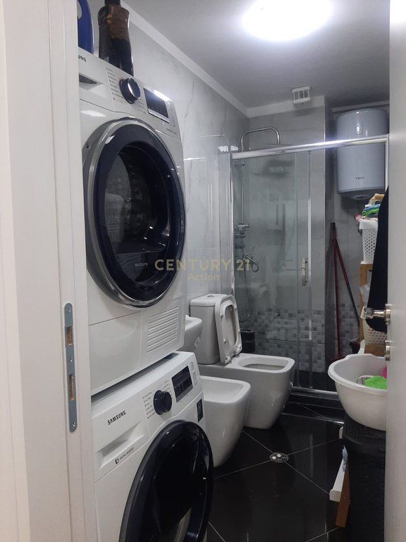 Shitet apartament 1+1 te kompleksi Usluga!