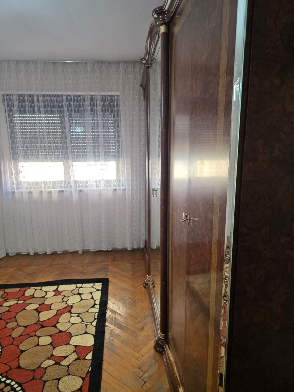🏢Via Siri Kodra, di fronte all'Ambulanza n.3, si affitta appartamento 2+1 arredato. 50.000 Leke