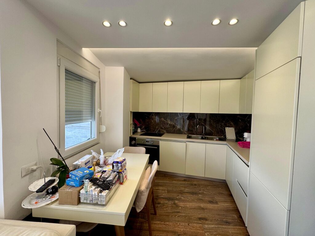 📣 SHITET Apartament 1+1 (Papafingo) me Verande Dhe Parking 📍 Liqeni i Thate 🛣️ Rruga e "Ullishtes" ✨
