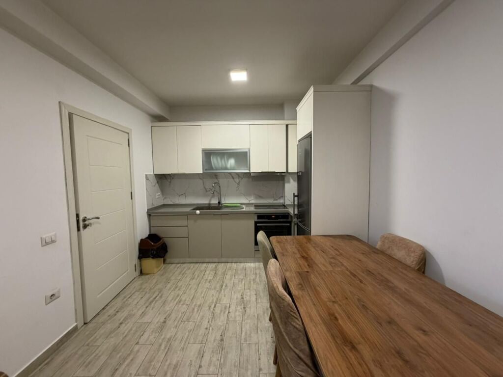 Apartament 1+1 per qira prane Concord Center tek Rruga 5-Maji.