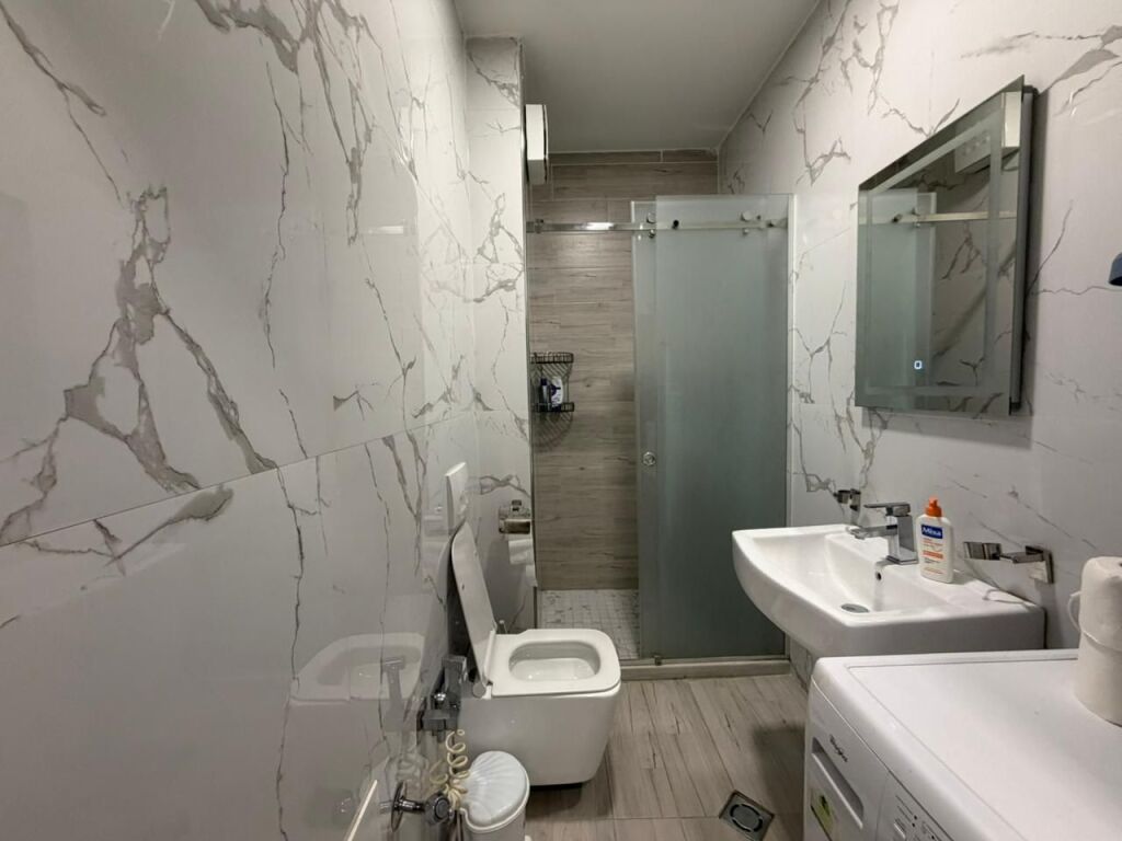 Apartament 1+1 per qira prane Concord Center tek Rruga 5-Maji.