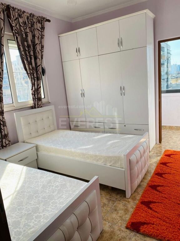 Tek 21-Dhjetori jepet me qera Apartament 2+1 i mobiluar. Cmimi 600 Euro.